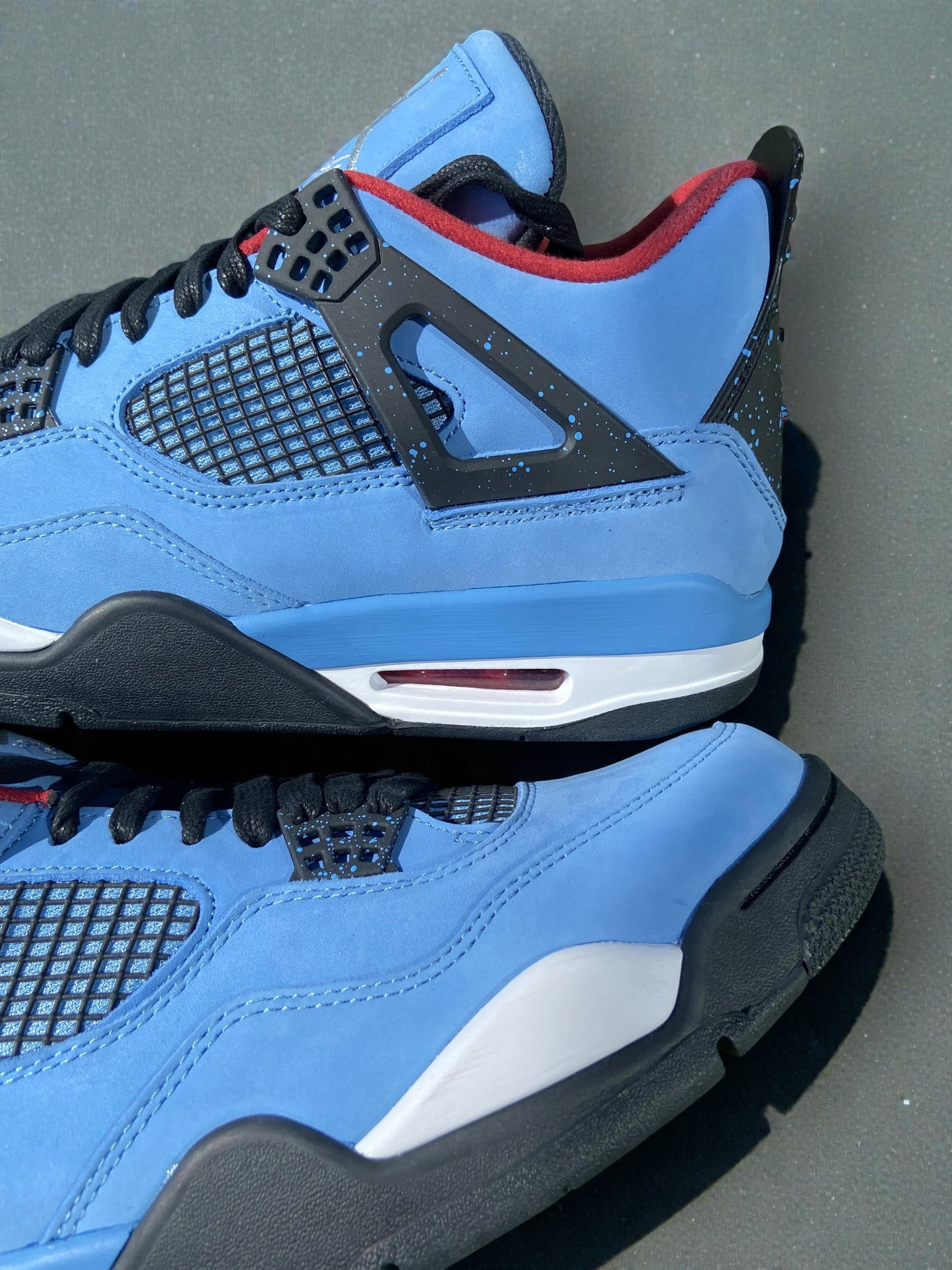 Jordan 4 Travis Scott