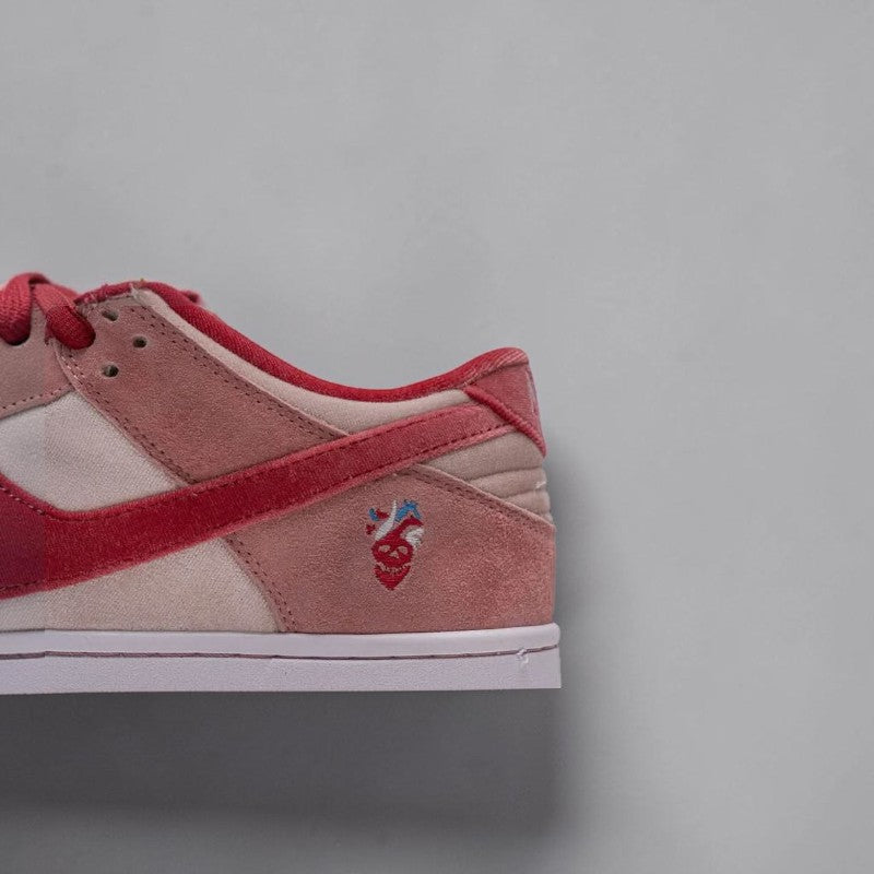 Nike SB Dunk Low Strange Love